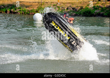 Ales - France - le 14 juillet 2013 - Championnat de France de Jet Ski sur le Gardon. Catégorie de levage ou de freestyle Banque D'Images