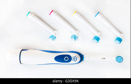 Têtes de brosse à dents brosse à dents avec électronique isolé sur un fond blanc. Banque D'Images