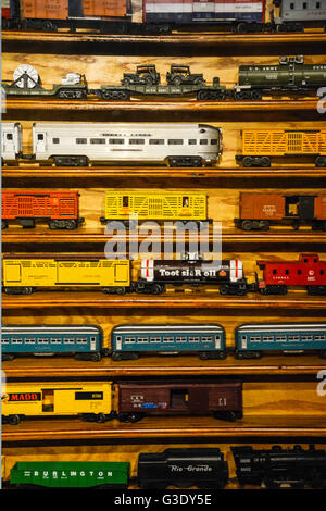 Un mur d'affichage jouets anciens wagons colorés Banque D'Images