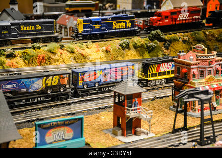 Un charmant et vintage toy train diorama scene de wagons avec de la publicité le long de la voie ferrée Banque D'Images