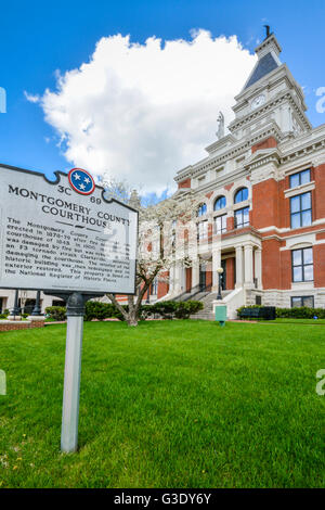 Un marqueur d'information historique devant l'impressionnant palais de justice du comté de Montgomery à Clarksville, TN, États-Unis Banque D'Images