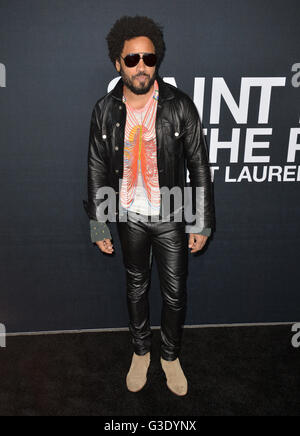 LOS ANGELES, CA - 10 février 2016 : Lenny Kravitz arrivant à la Saint Laurent au Palladium fashion show au Hollywood Palladium. Banque D'Images