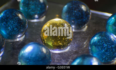 Marbres clairs lumineux sur une base. Banque D'Images