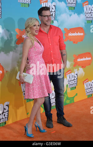 LOS ANGELES, CA - le 12 mars 2016 : l'actrice Tori Spelling et son mari Dean McDermott au Kids' Choice Awards 2016 au Forum, Los Angeles. Banque D'Images