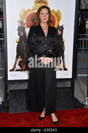 LOS ANGELES, CA - le 28 mars 2016 : Elizabeth Perkins à la première de 'The Boss' au Regency Village Theatre, Westwood. Banque D'Images