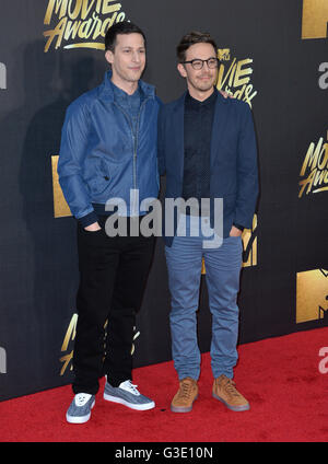 BURBANK, CA. 9 avril 2016 : Andy Samberg & Jorma Taccone au MTV Movie Awards 2016 à Warner Bros Studios. Banque D'Images