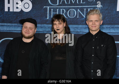 LOS ANGELES, CA. 10 avril 2016 : groupe folk-pop des monstres et des hommes - Ragner & Porhallsson Nanna Brynd's Hilmarsdottir & Brynjar Leiffson à la premiere saison 6 de Game of Thrones au théâtre chinois de Grauman, Hollywood. Banque D'Images