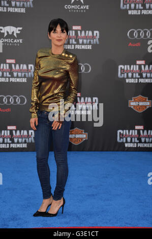 LOS ANGELES, CA. 12 avril 2016 : l'actrice Jessica Szohr lors de la première mondiale de 'Captain America : Guerre Civile" au Kodak Theater, Hollywood. Banque D'Images