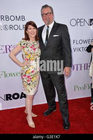 LOS ANGELES, CA. 13 avril 2016 : l'actrice Kate Flannery & petit ami Chris Haston lors de la première mondiale de "l'autre jour' au théâtre chinois de Grauman, Hollywood. Banque D'Images