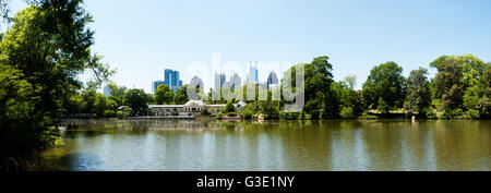 Clara Lac Meer dans Piedmont Park avec Atlanta Skyline et centre aquatique. Banque D'Images