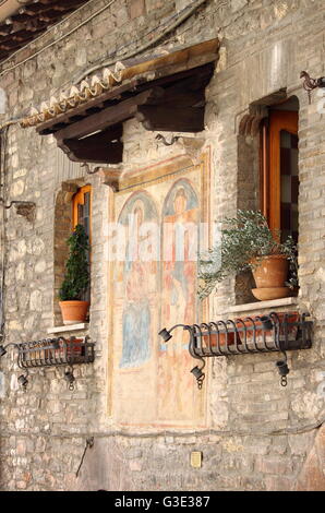 Coin avec fresque médiévale à Assisi, Italie Banque D'Images