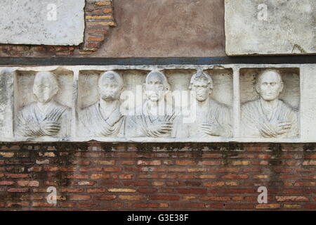 En Basrelief la via Appia de Rome, Italie Banque D'Images