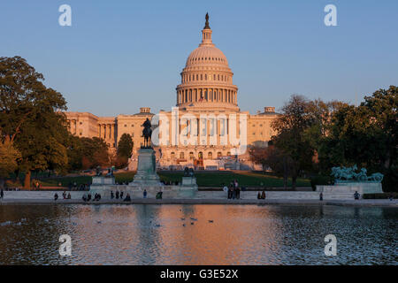 Le soleil de la fin de l'après-midi se reflète au large du bâtiment du Capitole des États-Unis, situé au sommet de Capitol Hill, Washington DC, États-Unis Banque D'Images