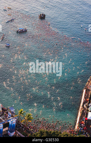 Les nageurs prêt à démarrer de l'Ironman Triathlon World Championship, Kailua-Kona, Île d'Hawaii, Hawaii, USA Banque D'Images