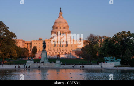 Le soleil de la fin de l'après-midi se reflète au large du bâtiment du Capitole des États-Unis, situé au sommet de Capitol Hill, Washington DC, États-Unis Banque D'Images