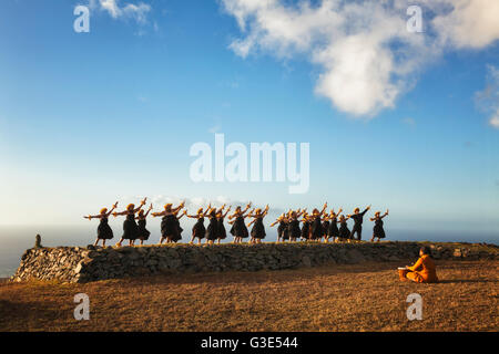 Kumu Keala Ching mène de performance Na Wai Ola Iwi sur plate-forme de hula hula (pahu) de Ka'ana sur Molokai, berceau légendaire de hula Banque D'Images