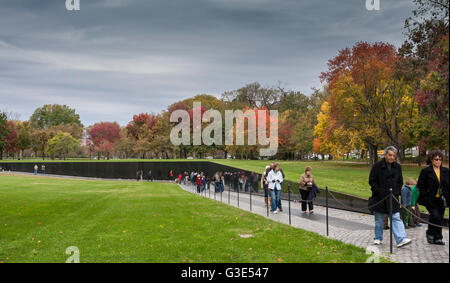 Visiteurs au Vietnam Veterans Memorial, où les noms des morts de la guerre du Vietnam sont inscrits sur le mur, National Mall, Washington DC, Etats-Unis Banque D'Images