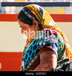 Close up of an Indian Woman wearing costume traditionnel de sari coloré et foulard à la gare, Agra, Uttar Pradesh, Inde, Asie Banque D'Images