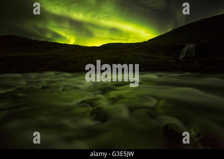 Plus de Dynjandi northern lights dans la région de l'Islande, de Westfjord Dynjandi est une série de sept chutes ; Westfjords, Islande Banque D'Images