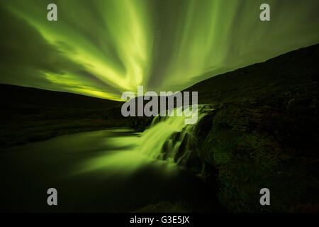 Plus de Dynjandi northern lights dans la région de l'Islande, de Westfjord Dynjandi est une série de sept chutes ; Westfjords, Islande Banque D'Images