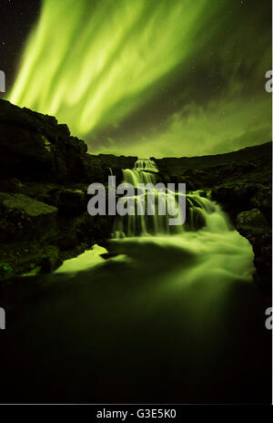 Plus de Dynjandi northern lights dans la région de l'Islande, de Westfjord Dynjandi est une série de sept chutes ; Westfjords, Islande Banque D'Images