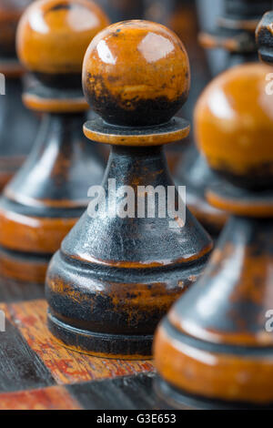 Pion noir en bois vintage pièces des échecs avec l'accent sur un deuxième Banque D'Images