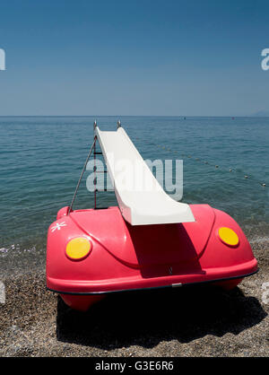 Faites glisser flottant sur la plage, Almunecar beach ; Andalousie, Espagne Banque D'Images