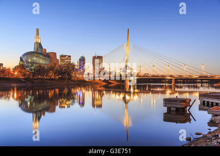 Skyline de Winnipeg pendant la nuit, avec le Musée canadien pour les droits de l'homme et le pont Esplanade Riel, reflétée dans la rivière Rouge, à Winnipeg, Manitoba, Canada Banque D'Images