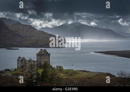 Nuages sombres et bourrasque de pluie sur le Loch Alsh avec le château d'Eilean Donan, Western Highlands, Ecosse Banque D'Images