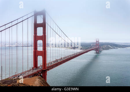 Une journée d'été typique au Golden Gate Bridge. Rouleaux en brouillard et au cours de la journée. Banque D'Images