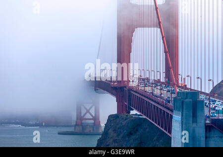 Une journée d'été typique au Golden Gate Bridge. Rouleaux en brouillard et au cours de la journée. Banque D'Images