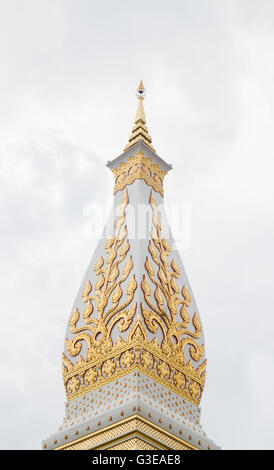 Chedi Panom Prathat avec ciel nuageux, La Thaïlande temple public Banque D'Images