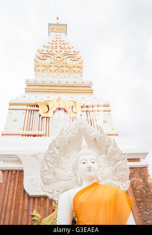 Chedi Panom Prathat avec ciel nuageux, La Thaïlande temple public Banque D'Images