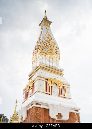 Chedi Panom Prathat avec ciel nuageux, La Thaïlande temple public Banque D'Images