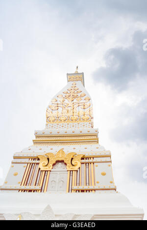 Chedi Panom Prathat avec ciel nuageux, La Thaïlande temple public Banque D'Images