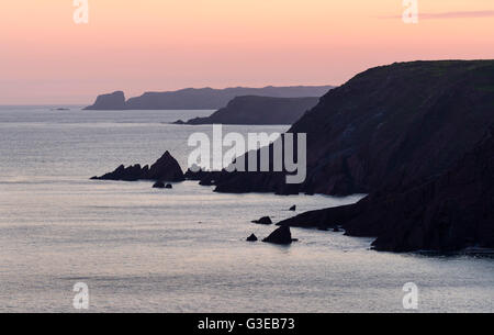 Le littoral du Pembrokeshire, au sommet des falaises à la recherche de Westdale vers Skomer. Banque D'Images