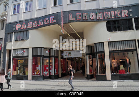 La rue de l'Université entrée de passage Lemonnier galerie marchande à Liège, Belgique. Banque D'Images