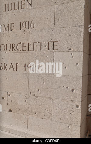 Les marques de balles d'une guerre mondiale, deux coups de feu sur les murs à l'intérieur de l'Indian Memorial, Petillon, Neuve-Chapelle, le nord de la France. Banque D'Images