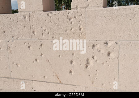 Les marques de balles d'une guerre mondiale, deux coups de feu sur les murs à l'intérieur de l'Indian Memorial, Petillon, Neuve-Chapelle, le nord de la France. Banque D'Images