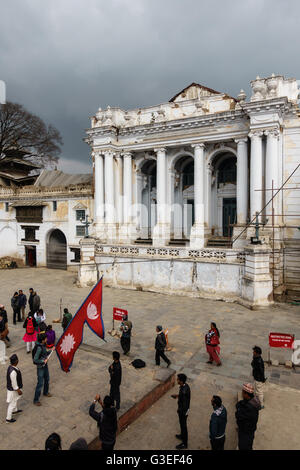 Katmandou, Népal - Circa Janvier 2016 : un homme porte un drapeau népalais à Durbar Square. Banque D'Images