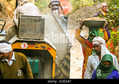 Les hommes et les femmes indiens intouchables creuser Road à Fort de Ranthambore, en Inde Banque D'Images