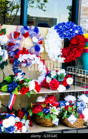 Des arrangements de fleurs artificielles à thème patriotique à un dollar store de San Leandro en Californie Banque D'Images