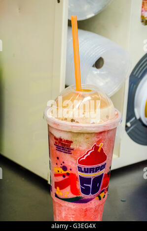 Slurpees et tasses à la magasin de San Leandro en Californie Banque D'Images