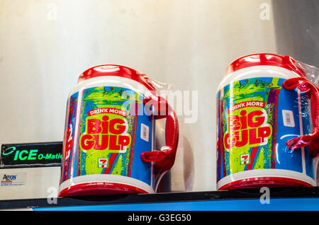 Slurpees et tasses à la magasin de San Leandro en Californie Banque D'Images