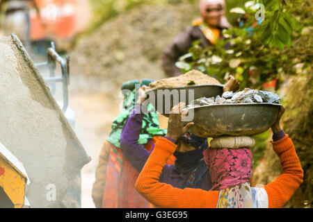 Les femmes indiennes intouchable creuser Road à Fort de Ranthambore, en Inde Banque D'Images
