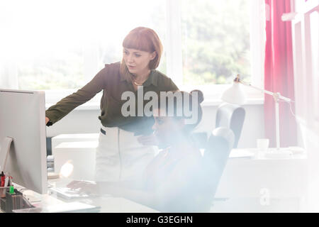 Businesswomen working at computer in office Banque D'Images