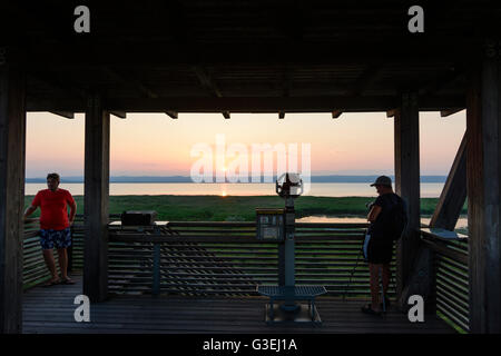 Coucher de soleil derrière la Leithagebirge sur le lac de Neusiedl , vue depuis une tour d'observation, de l'Autriche, Burgenland, le parc national de Neusiedler Banque D'Images