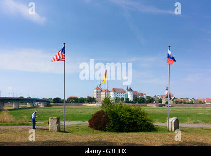 Monument à Elbe commémore la confrontation des républiques et les forces américaines en avril 1945, le château de Hartenfels, Allemagne, Sachsen Banque D'Images