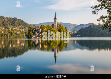 L'église de l'assomption sur le lac de Bled, le matin. Les réflexions peuvent être vus dans l'eau Banque D'Images