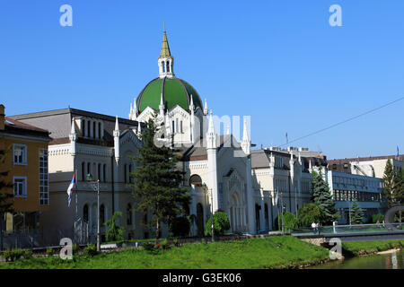 Une vue de l'Académie des beaux-arts de Sarajevo sur les rives de la rivière Miljacka. La belle architecture. Banque D'Images